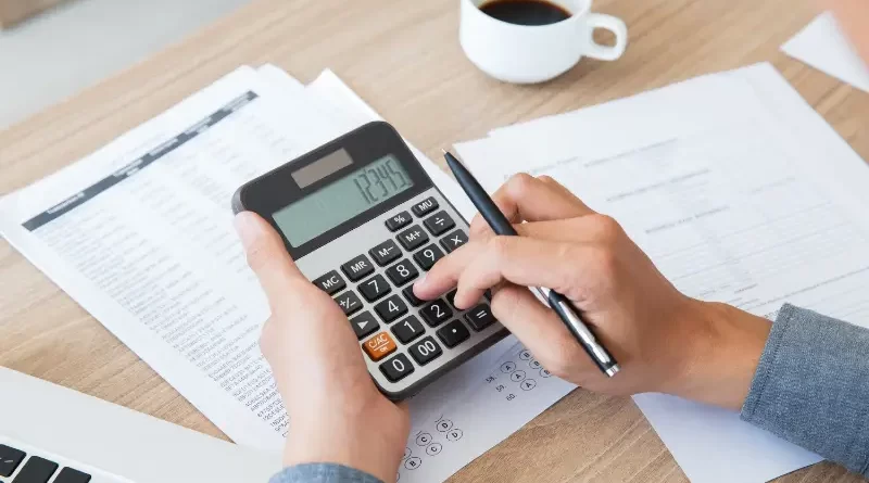 contador calculando juros simples e compostos